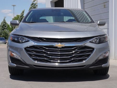 Used 2025 Chevrolet Malibu LT FWD image 3