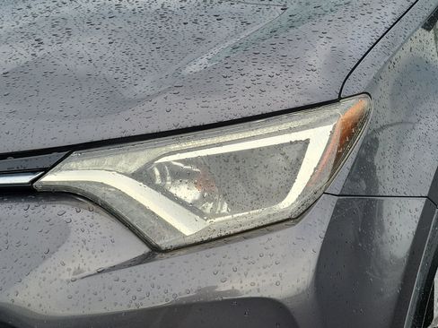 Used 2018 Toyota RAV4 XLE FWD image 10