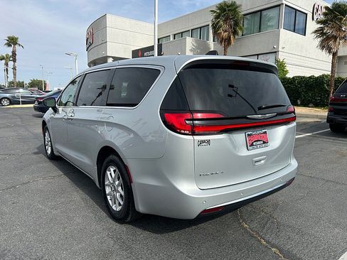 Used 2024 Chrysler Pacifica Touring-L FWD image 5