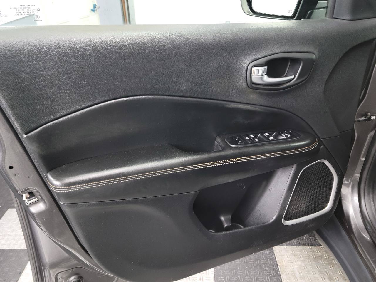 Used 2018 Jeep Compass Latitude w/ Popular Equipment Group AWD/4WD image 9