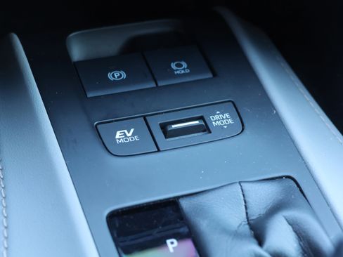 Used 2022 Toyota Venza LE image 29