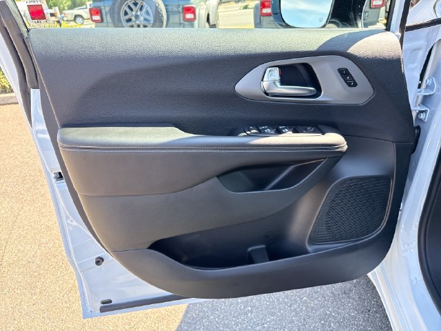 New 2027 Chrysler Pacifica Select AWD/4WD image 16