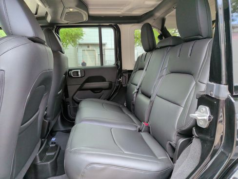 Used 2025 Jeep Wrangler Unlimited Sahara AWD/4WD image 29