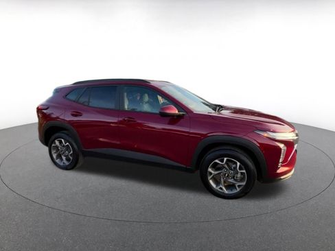 Used 2025 Chevrolet Trax LT w/ LT Convenience Package image 2