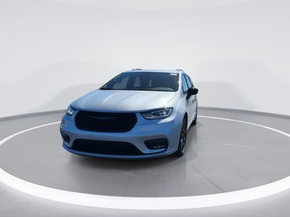 New 2026 Chrysler Pacifica Select w/ S Appearance Package