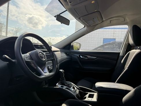 Used 2017 Nissan Rogue SV image 9