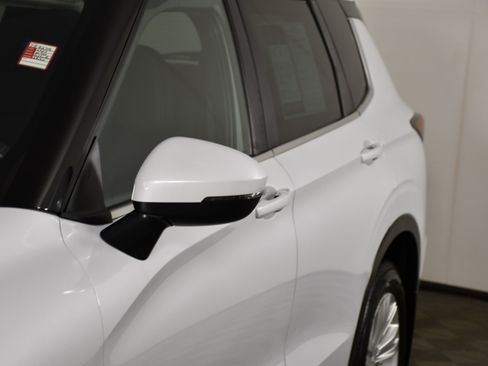Used 2023 Mitsubishi Outlander ES AWD/4WD image 12