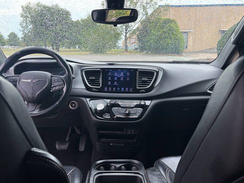 Used 2018 Chrysler Pacifica Touring-L w/ Premium Audio Group FWD image 19
