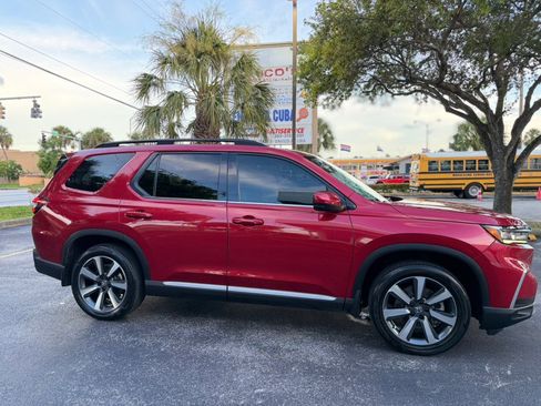 Used 2025 Honda Pilot Touring image 2