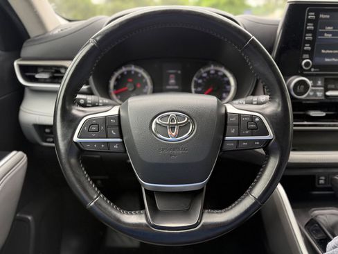 Used 2022 Toyota Highlander LE AWD/4WD image 25