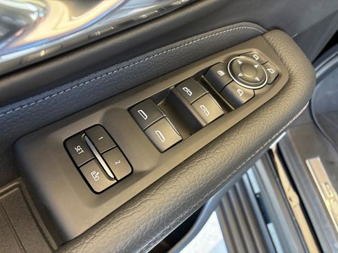 Used 2021 GMC Yukon XL Denali w/ Denali Premium Package image 11