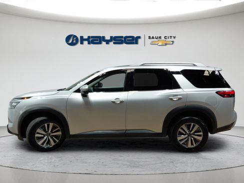 Used 2025 Nissan Pathfinder SL AWD/4WD image 4