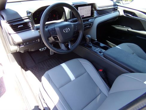 Used 2025 Toyota Camry SE FWD image 19