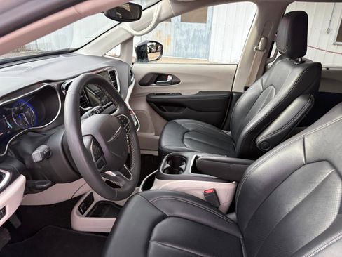 Used 2024 Chrysler Pacifica Touring-L image 31
