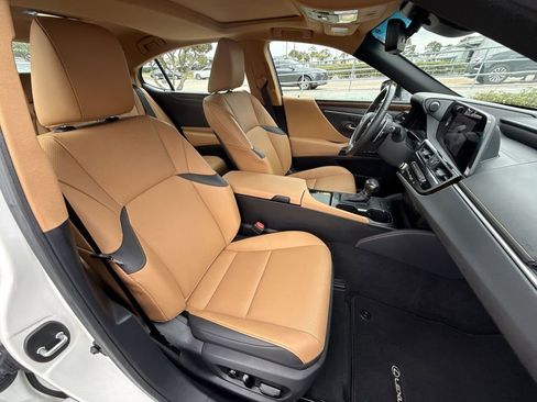 Used 2025 Lexus ES 350 w/ Premium Package image 16