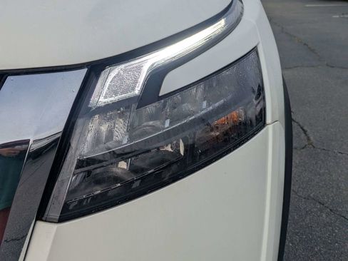 Used 2024 Nissan Pathfinder SV image 9