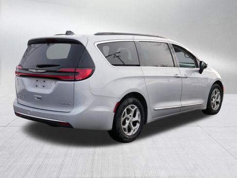 Used 2023 Chrysler Pacifica Limited image 7