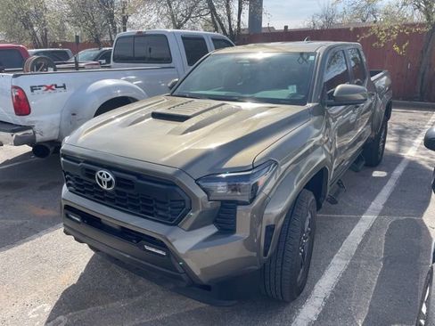 Used 2025 Toyota Tacoma TRD Sport image 2