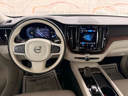 Used 2022 Volvo XC60 B5 Momentum image 34