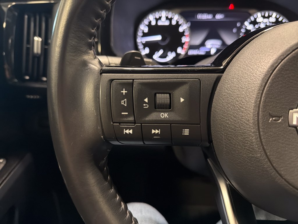 Used 2022 Nissan Pathfinder SV w/ SV Black Package FWD image 12