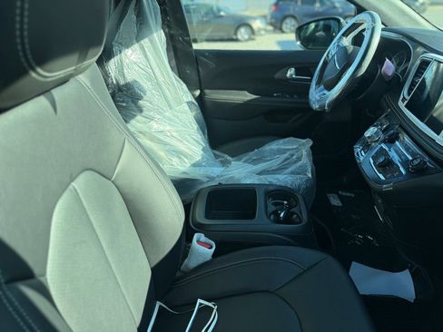 New 2026 Chrysler Pacifica Select image 25