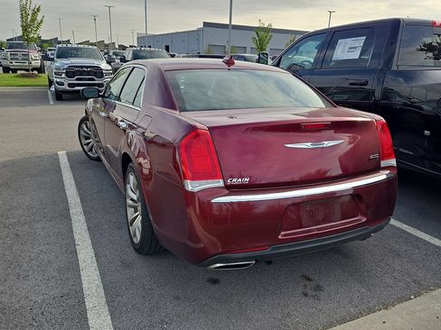Used 2019 Chrysler 300 Limited RWD image 2