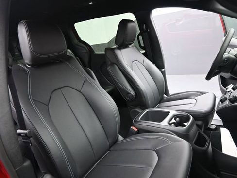 New 2026 Chrysler Voyager LX image 25