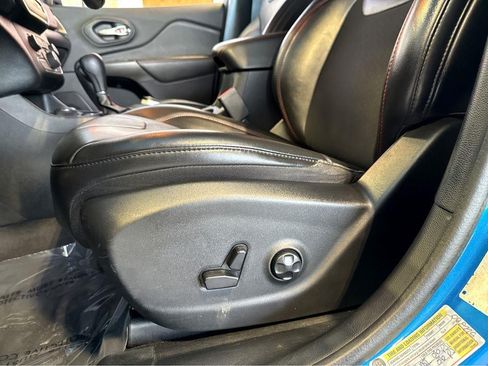 Used 2020 Jeep Cherokee Trailhawk AWD/4WD image 5