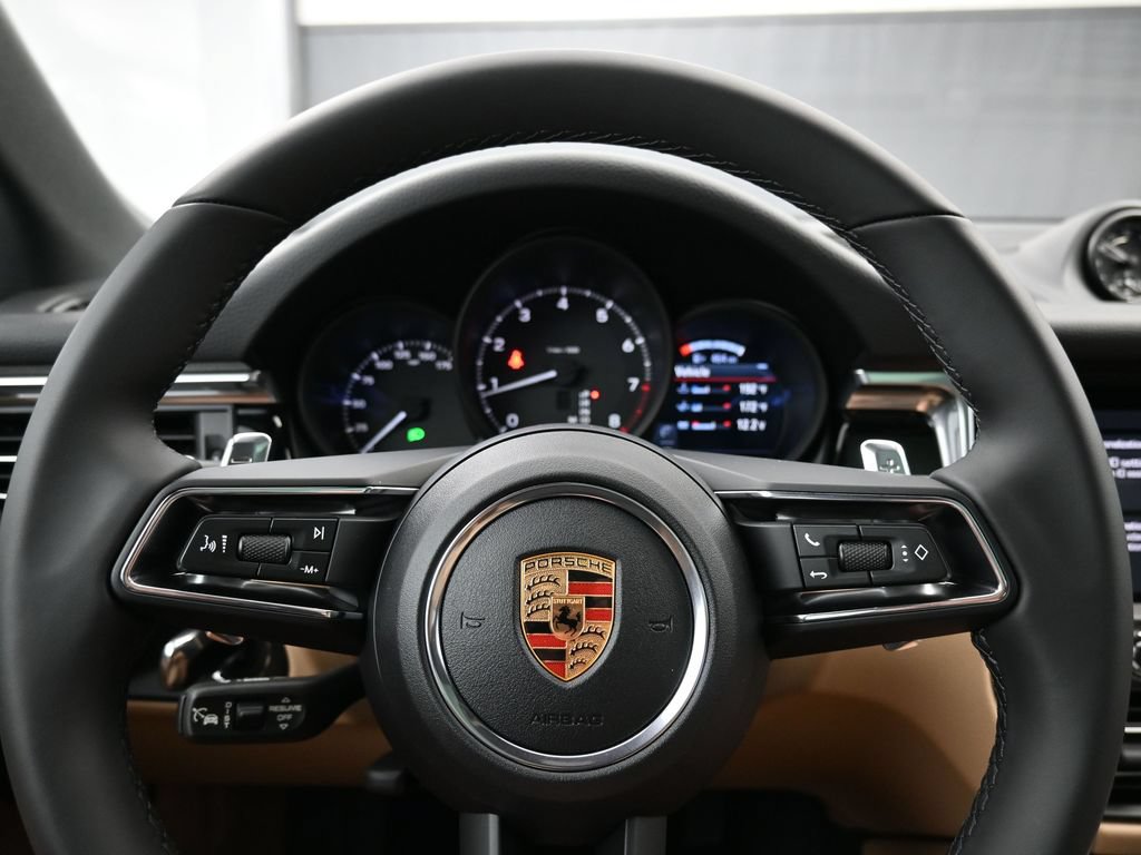 Certified 2026 Porsche Macan AWD/4WD image 6