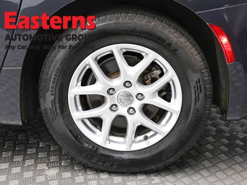 Used 2020 Chrysler Pacifica Touring-L FWD image 8