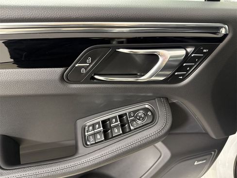 Certified 2025 Porsche Macan image 34