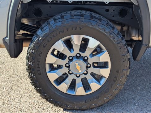 Used 2024 Chevrolet Silverado 2500 Custom w/ Custom Value Package image 9