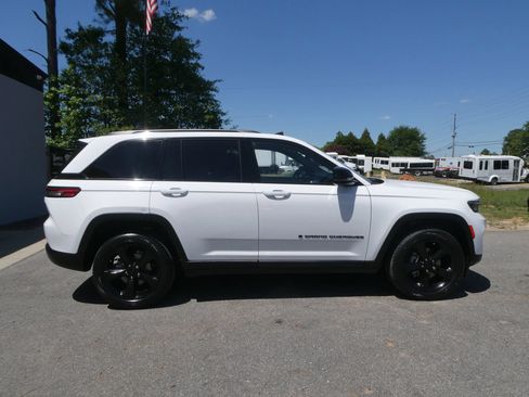 Used 2023 Jeep Grand Cherokee Altitude AWD/4WD image 4