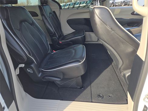 Certified 2023 Chrysler Pacifica Limited FWD image 10