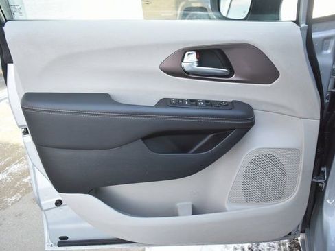 Used 2024 Chrysler Voyager LX image 14