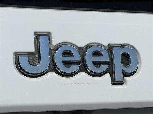 Used 2021 Jeep Grand Cherokee Laredo image 42