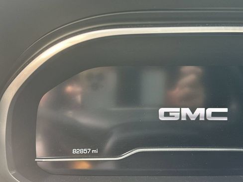 Used 2023 GMC Yukon SLT w/ SLT Premium Package AWD/4WD image 4