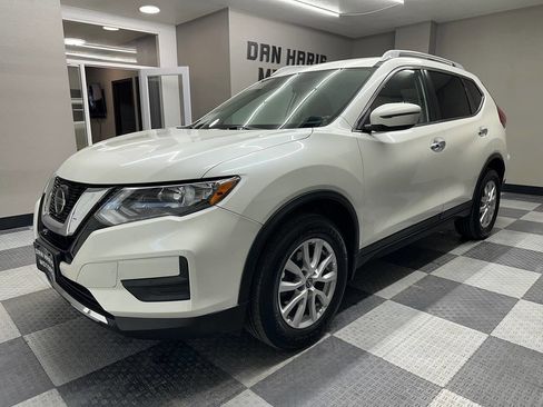 Used 2018 Nissan Rogue SV image 2