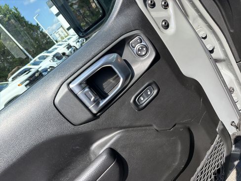 Used 2023 Jeep Gladiator Mojave AWD/4WD image 15