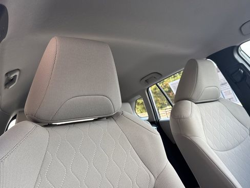 Used 2022 Toyota Corolla Cross L image 18