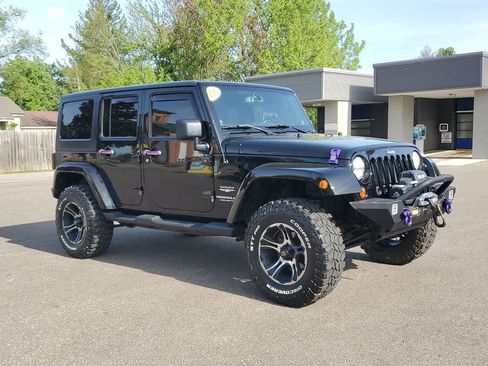 Used 2013 Jeep Wrangler Unlimited Sahara w/ Connectivity Group AWD/4WD image 2