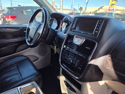 Used 2014 Chrysler Town & Country Touring image 16