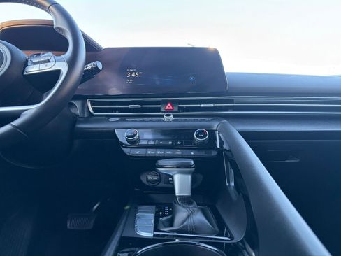 Used 2025 Hyundai Elantra SEL image 18