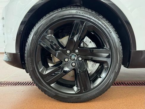 Used 2024 Land Rover Discovery Dynamic SE AWD/4WD image 8