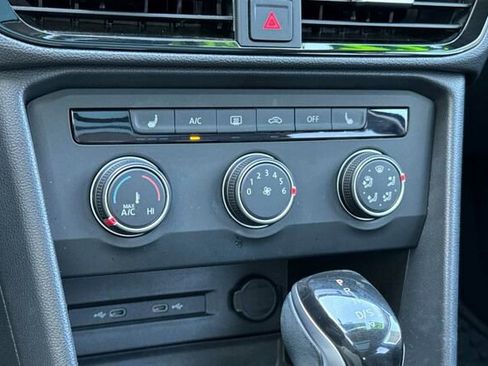 Certified 2022 Volkswagen Taos SE w/ Panoramic Sunroof Package image 19