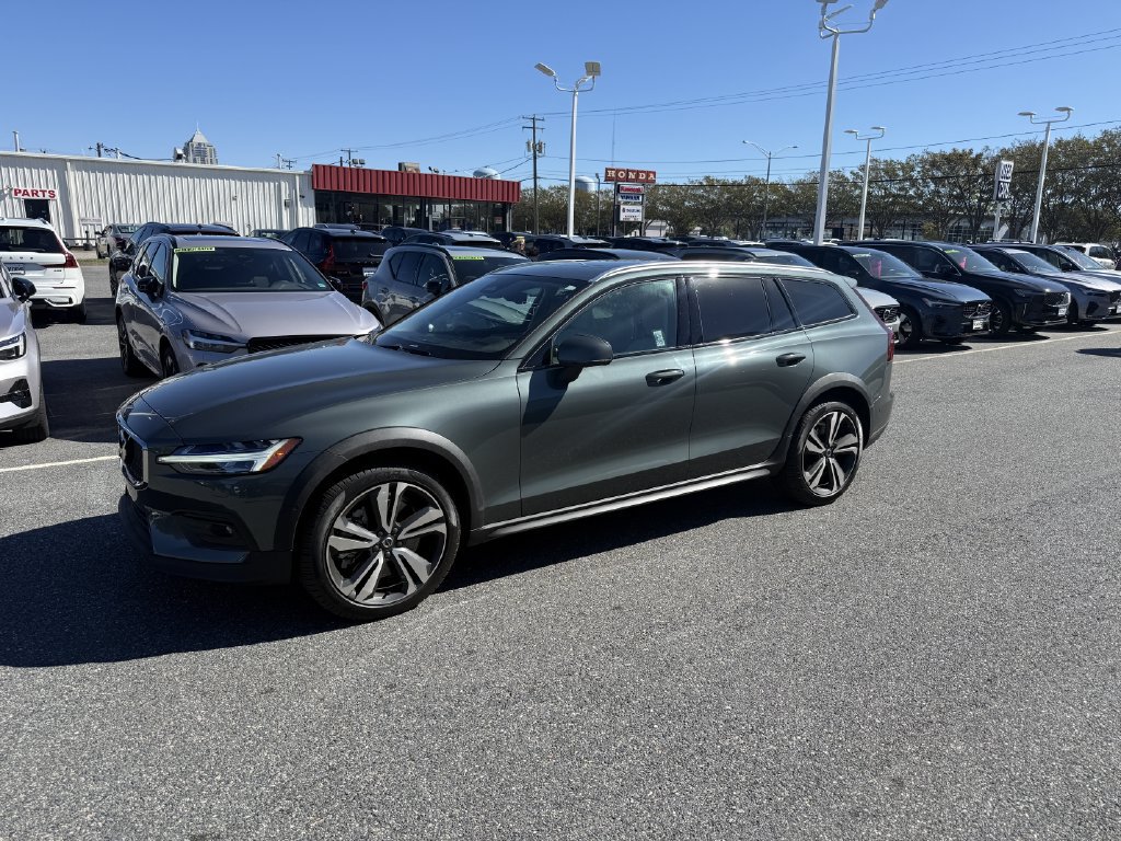 Used 2026 Volvo V60 B5 Cross Country Plus AWD/4WD image 2