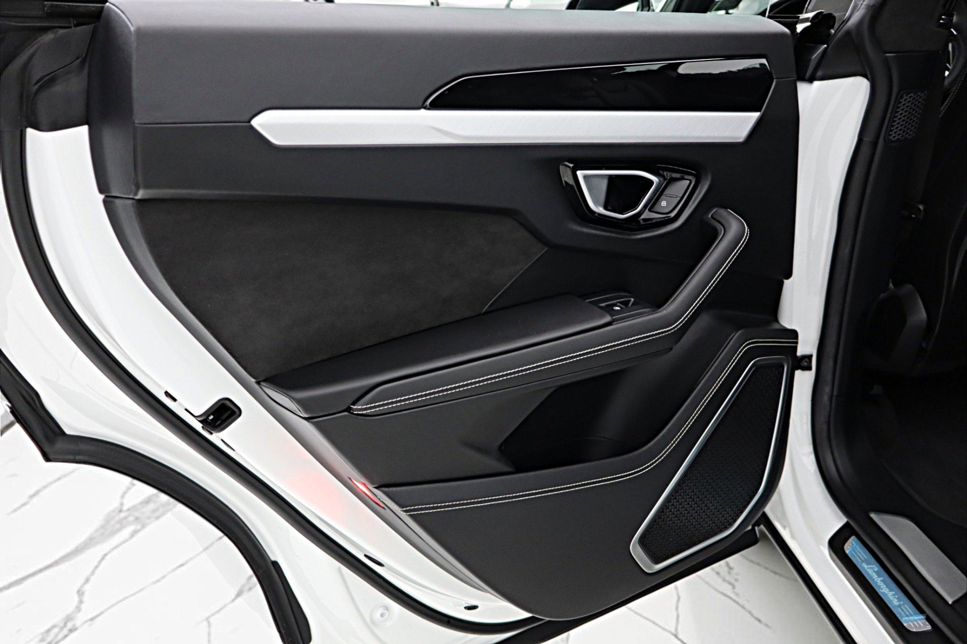 Used 2020 Lamborghini Urus AWD/4WD image 45