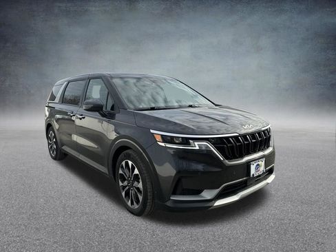 Used 2024 Kia Carnival EX image 8