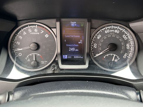 Used 2019 Toyota Tacoma TRD Off-Road w/ Technology Package AWD/4WD image 31