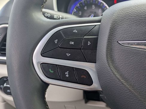 Used 2023 Chrysler Pacifica Touring-L FWD image 25